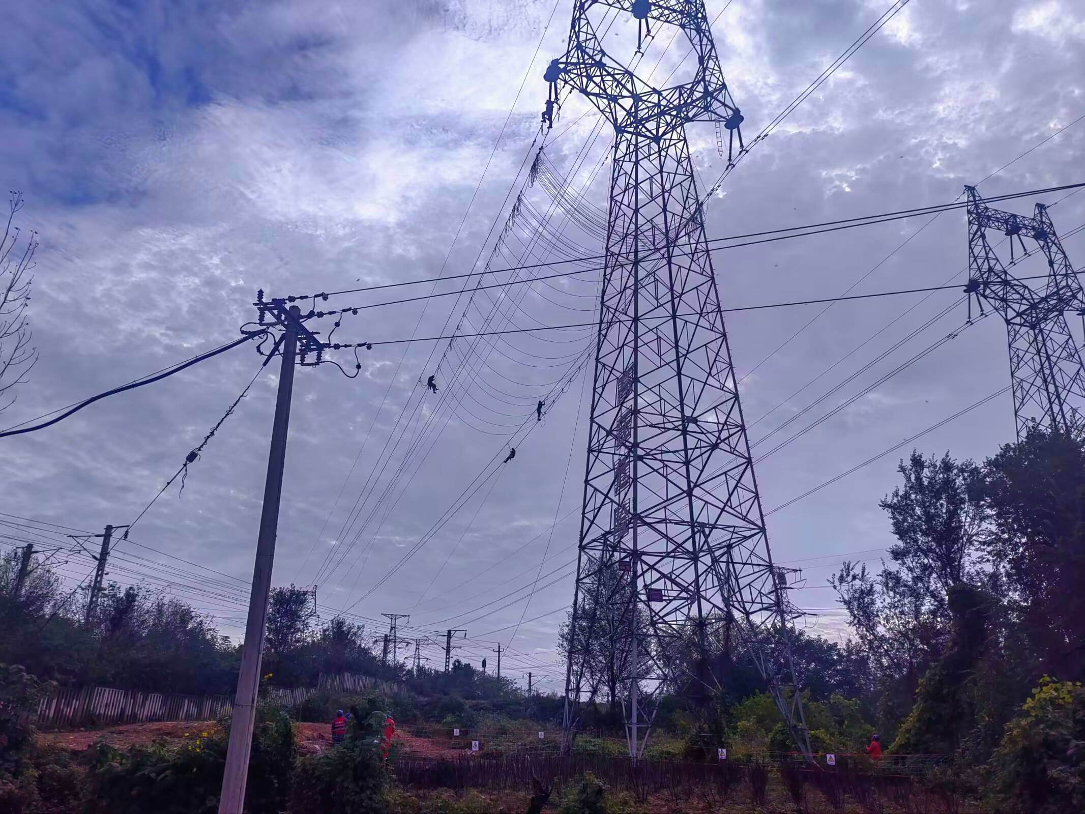 山東萊蕪萊城電廠～石馬220kV線改造工程跨越瓦日鐵路K1047+495處光纜更換工程